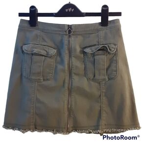 Hollister cargo mini skirt,zip up,army green,raw hem,size 5 (S)‎